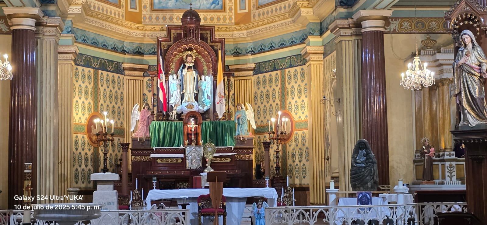 José Francisco Valerio Arce cumplió 31 años de organizar la caravana de la virgencita en honor a la Negrita de los Ángeles, este 2025 también luchó por una ermita en la Casa de la Cultura de la comunidad y la imagen de 1 metro la hizo el escultor Luis Alonso Ramírez como parte de la colección "Desde el origen".