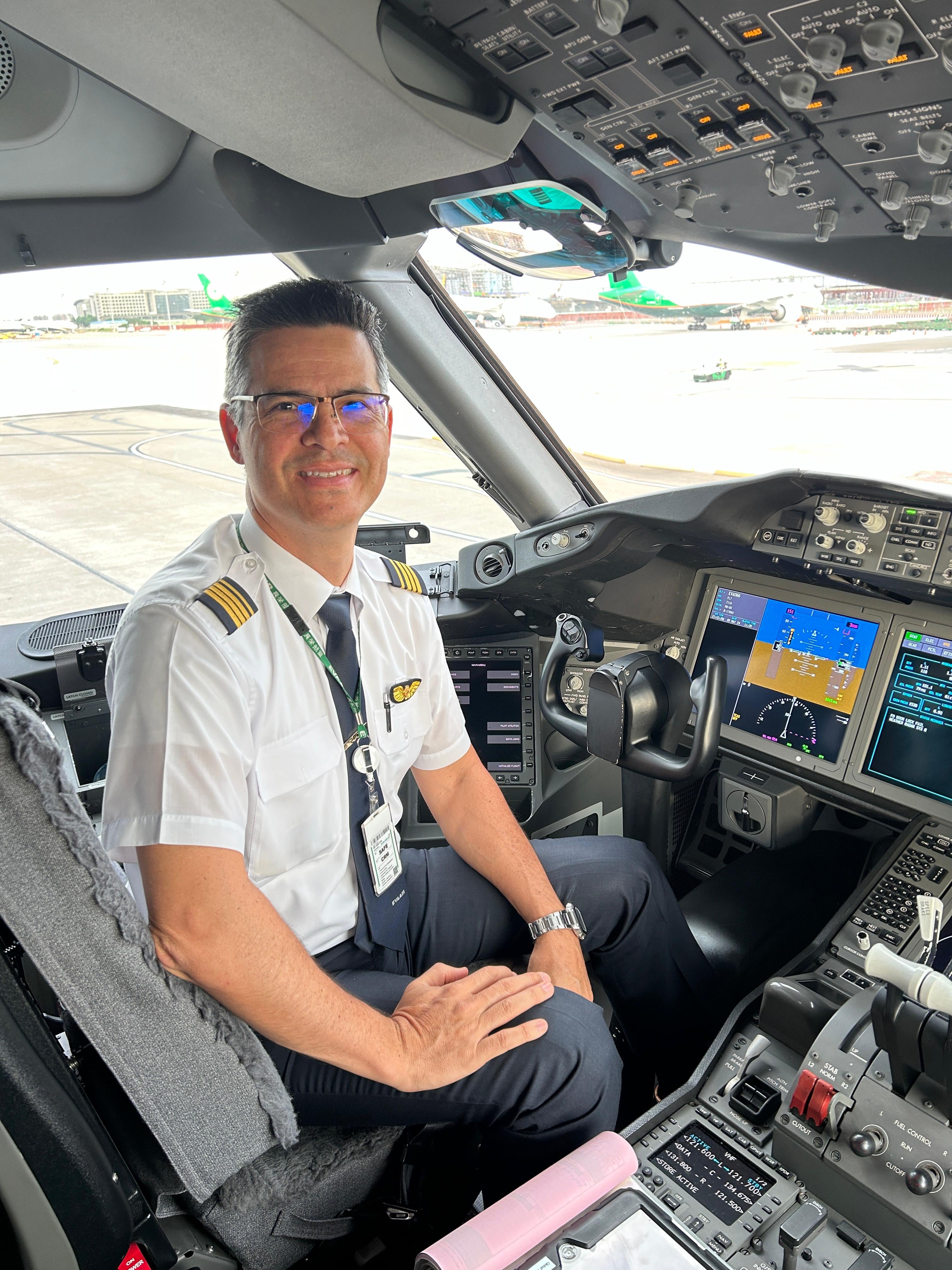 Desde los 10 años, cuando su tío piloto de Lacsa lo llevó por primera vez a una cabina rumbo a Estados Unidos, André Quirós Tacsan supo que quería pasar su vida entre nubes, motores y controles de vuelo.