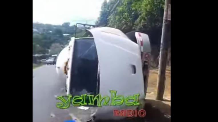 El vuelco de un camión cargado de gas LP mantiene en alerta a los bomberos de Heredia. Foto: Tomada de Yamba Radio