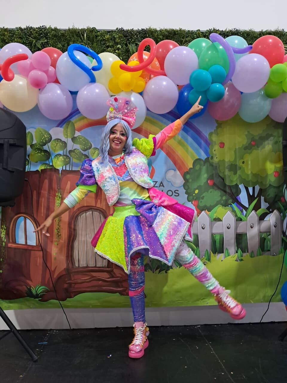 Taylín Cabezas Molina, mejor conocida como la payasita “Taylín de Tin Marín”, tiene 40 años, dos hijas y un corazón tan grande como sus zapatos de payaso.