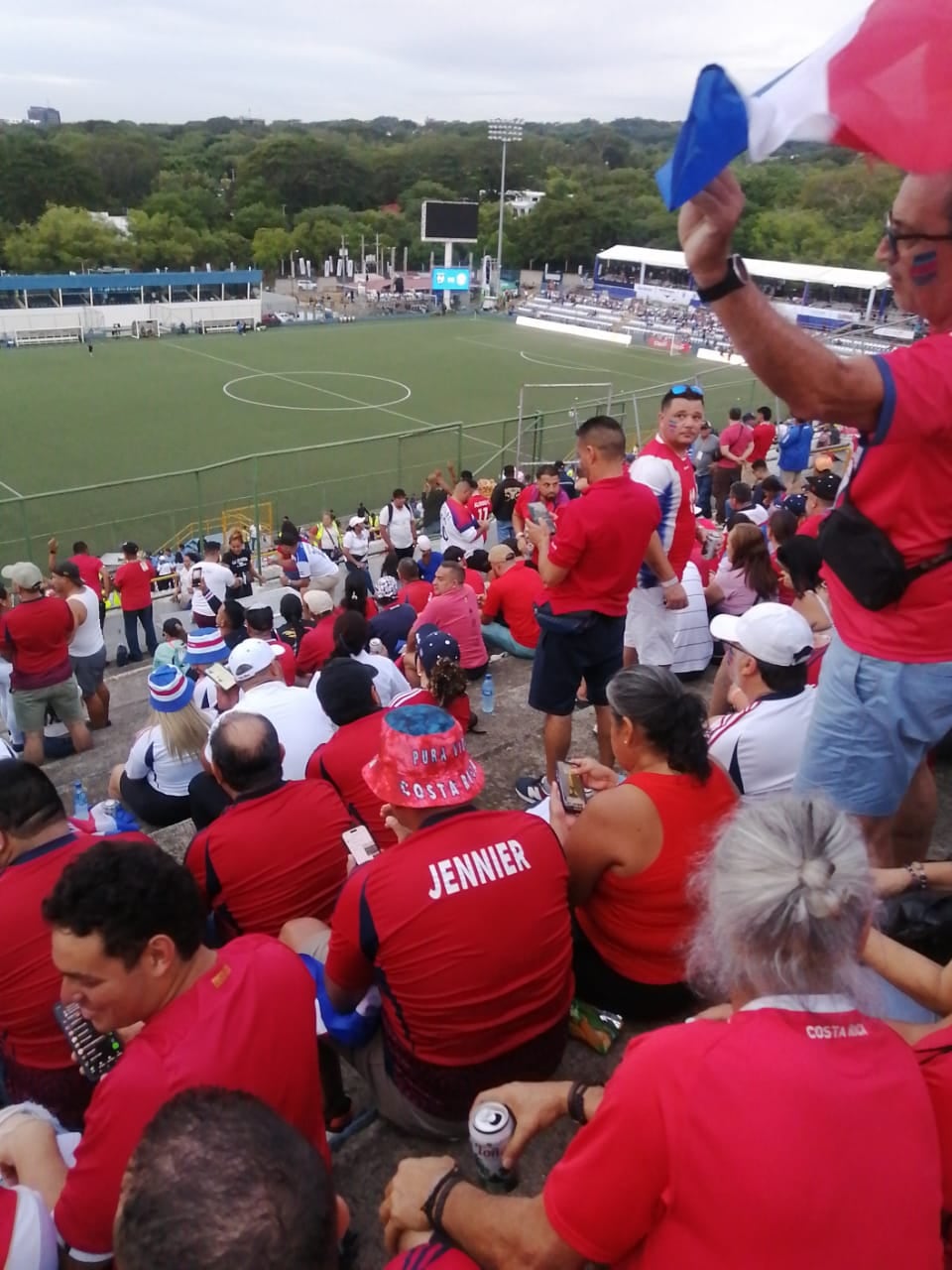 Ambiente de aficionados de Costa Rica en el Estadio Nacional de Managua en Nicaragua.