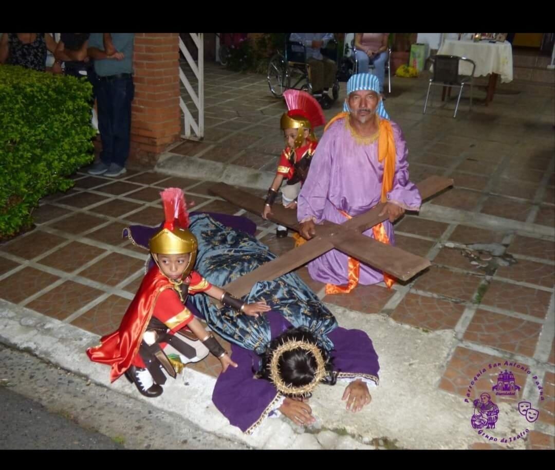 Grupo de parroquia de Curridabat que hace obras de teatro