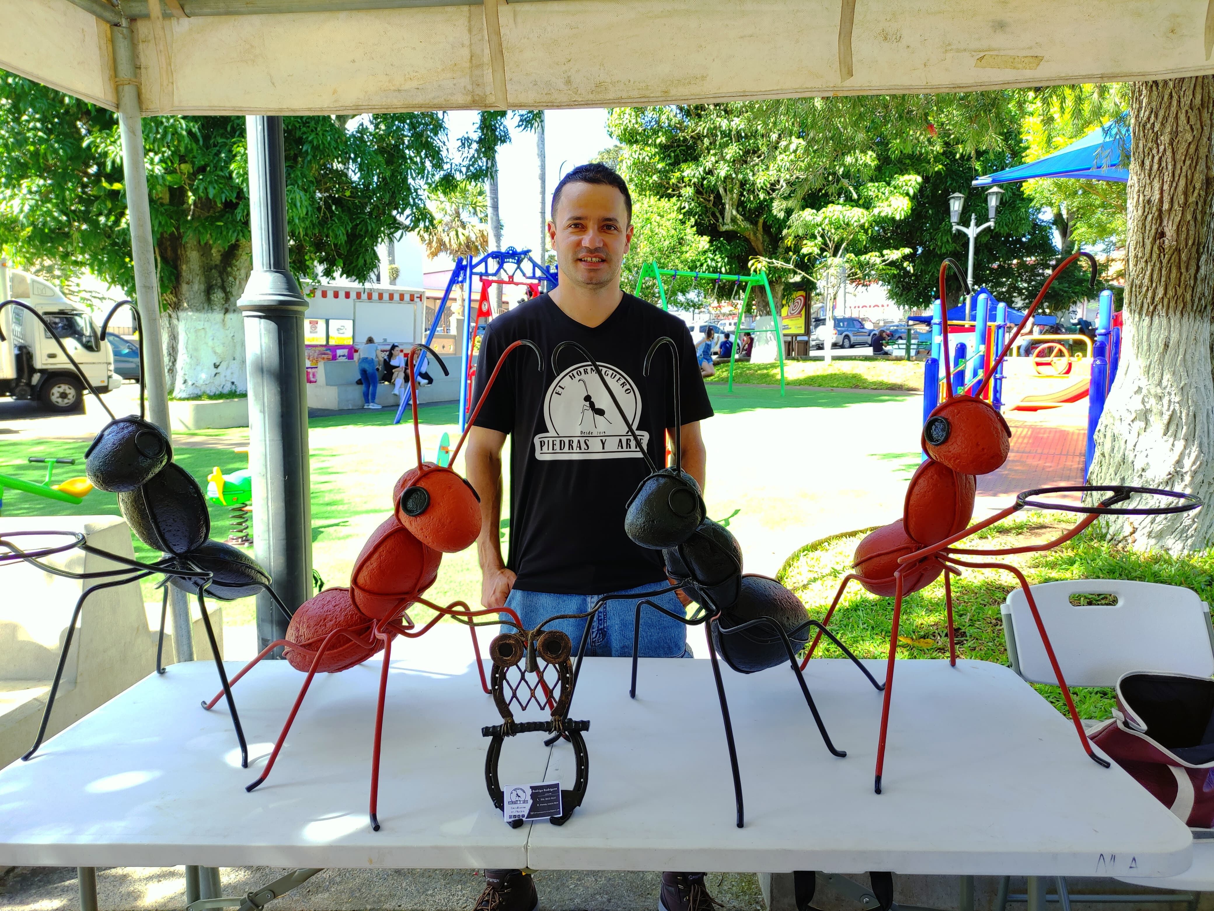 Lo que hace don Rodrigo Rodríguez Oconitrillo, vecino de Atenas, con piedras de río, pintura, hierro y soldadura es verdadero arte, el cual se lo han reconocido ticos y extranjeros