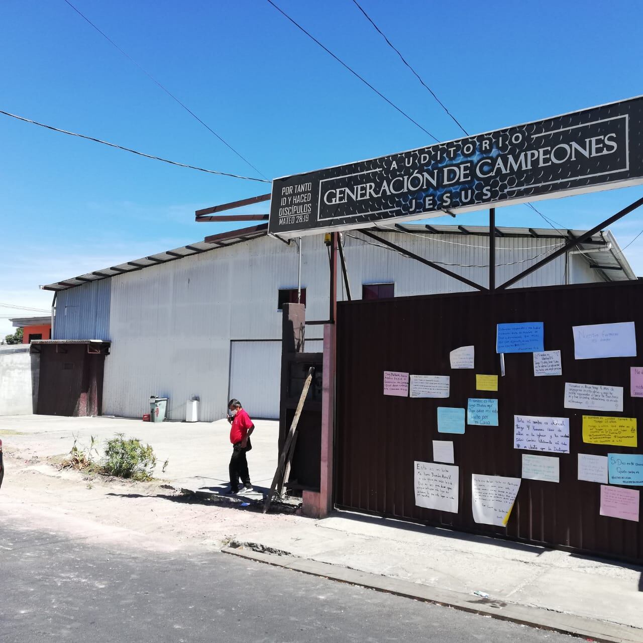 Un capítulo más vivió la bronca entre la iglesia evangélica, Generación de Campeones, del pastor y diputado fabricista, Harllan Hoepelman y la municipalidad de Alajuelita con el alcalde Modesto Alpízar a la cabeza, ya que este 3 de marzo a la propiedad donde está el templo la muni le tiró abajo la tapia del frente de unos 25 metros de largo.