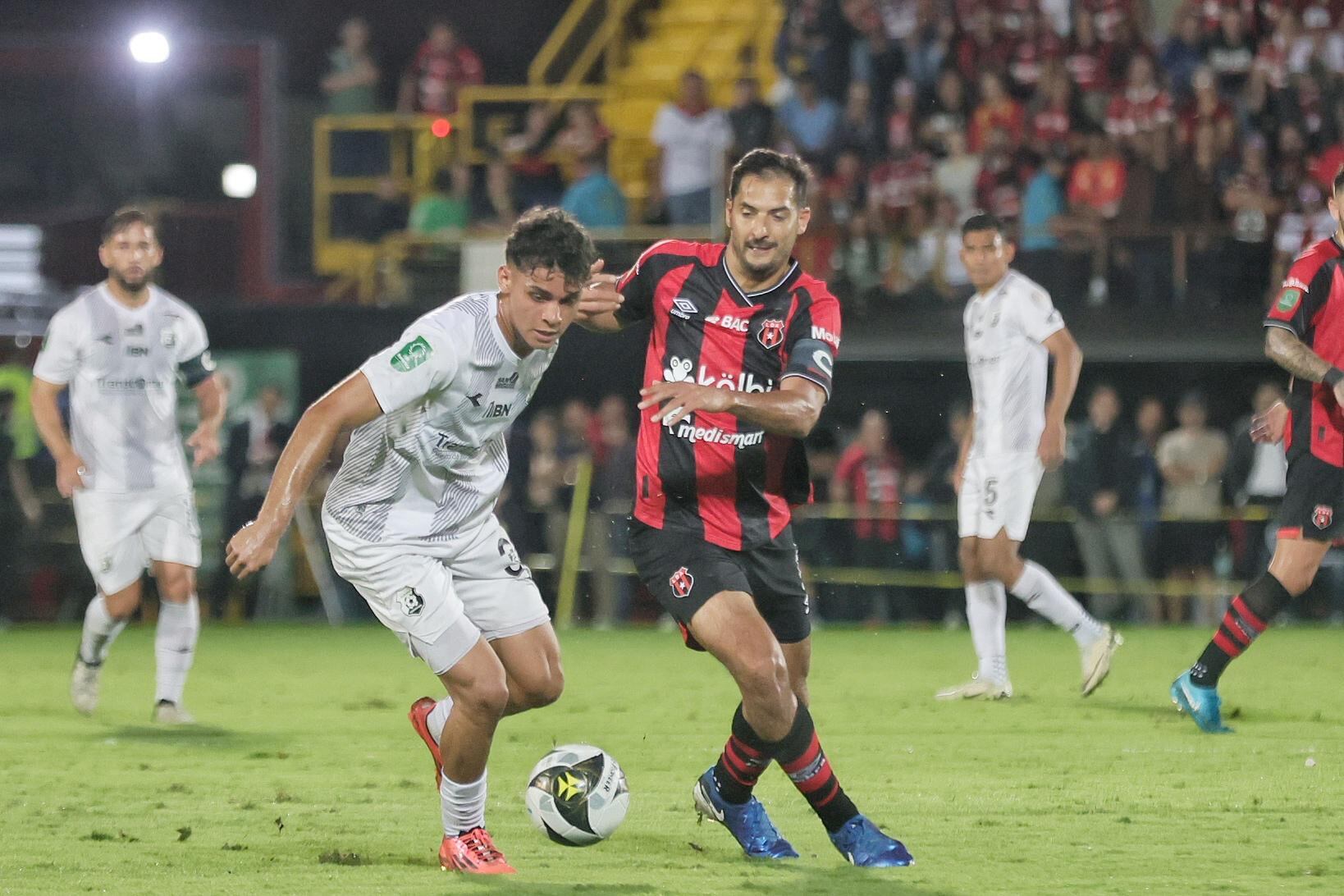 12/27/2024, Alajuela, Alejandro Moreira Soto Stadium, Liga Deportiva Alajuelaense आणि Clube Sport Herediano यांच्यातील ग्रँड फायनलचा दुसरा लेग.