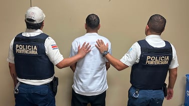 Detienen a auxiliar de enfermería que habría entregado merienda con droga a reo en hospital de Limón