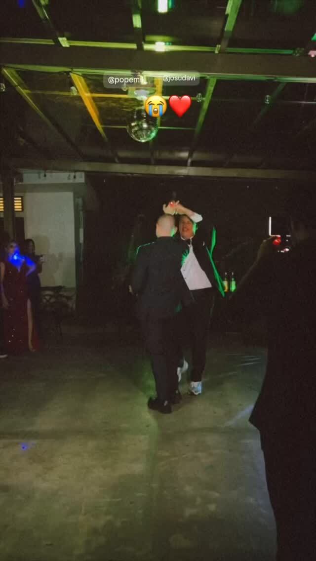 Josué Sánchez y su pareja, Emil, ya son esposos, y las primeras imágenes de la boda ya comienzan a circular en las redes sociales.