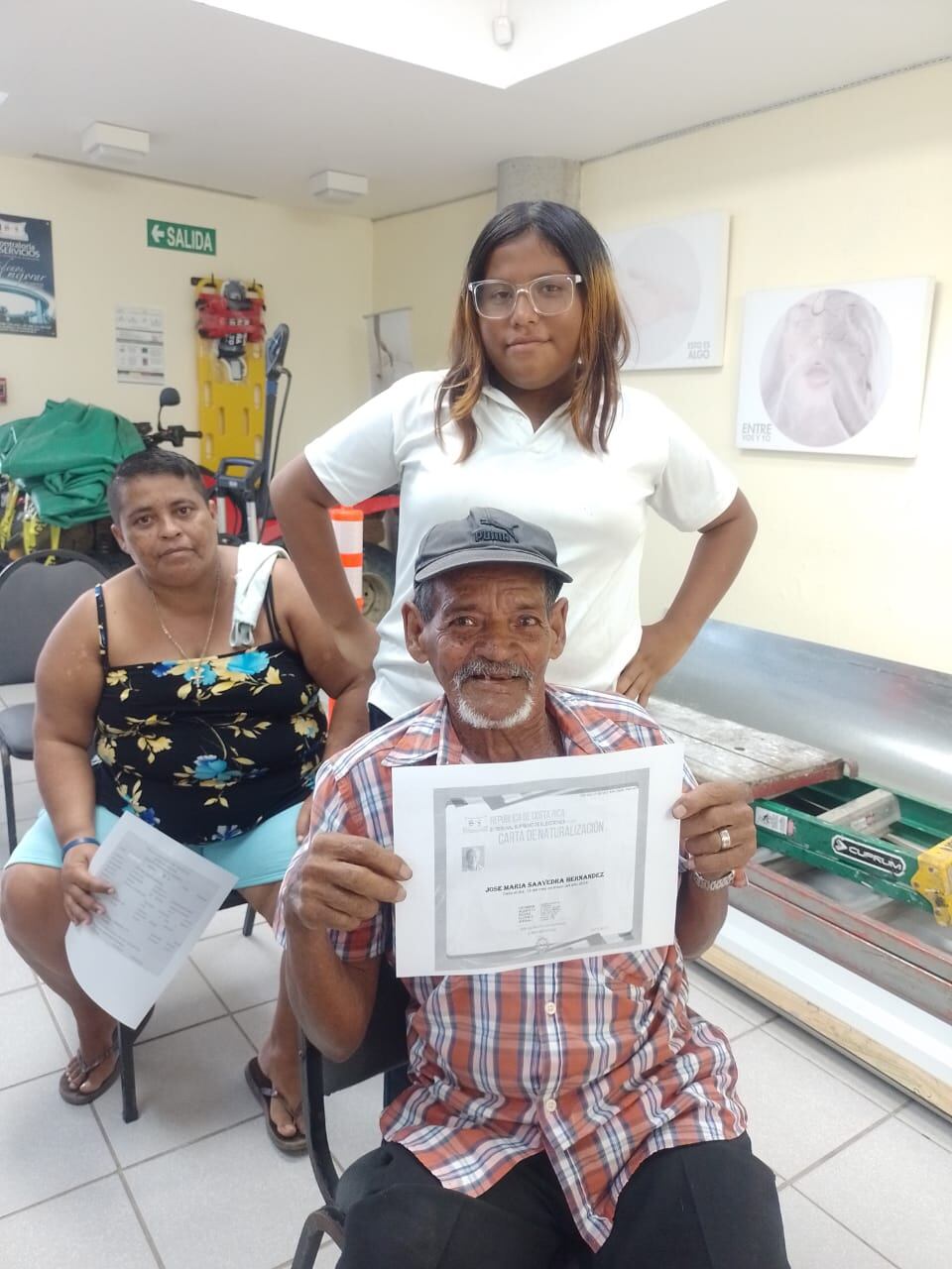 José María Saavedra Hernández es vecino de Ciudada Neilly, cariñosamente le dicen Pana Pata Pelada, tiene 94 años y hasta el 27 de mayo del 2024 pudo tener cédula de identidad, era un ciudadano de ninguna parte.