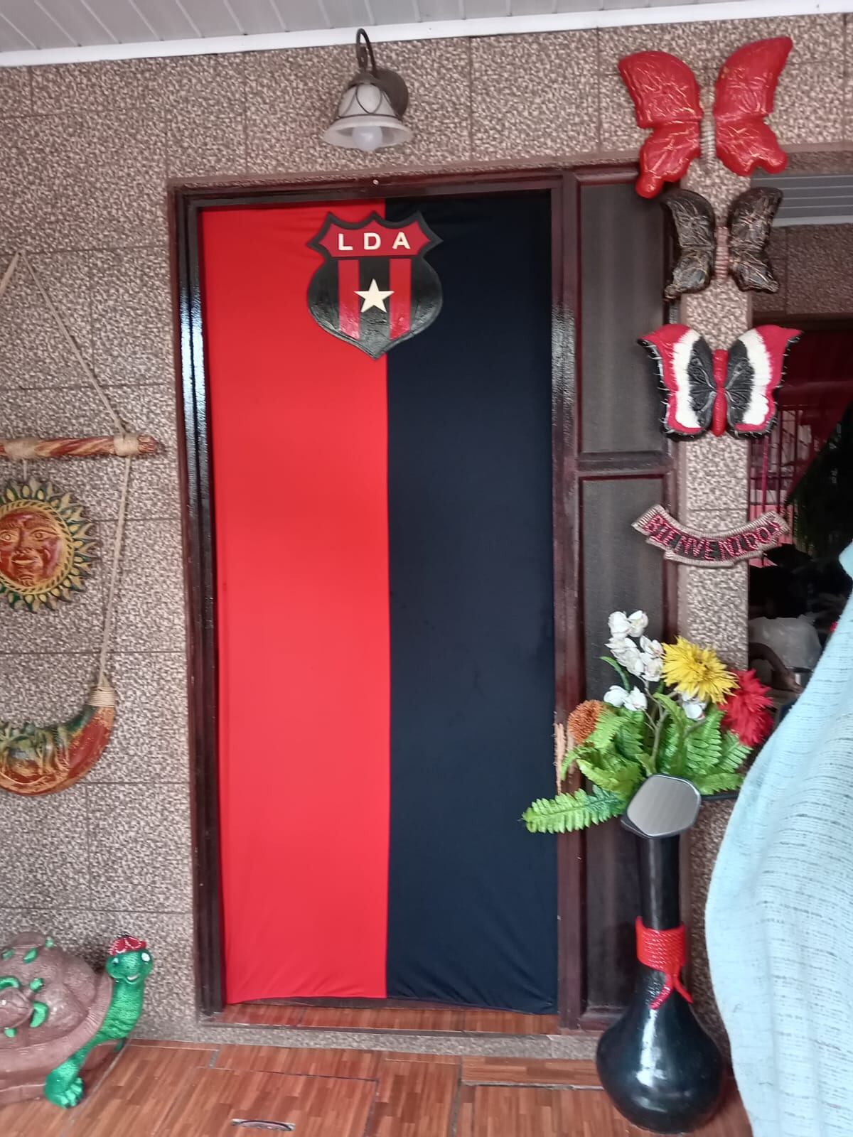 Adela Sorto, aficionada de Alajuelense y su casa que parece museo de la Liga