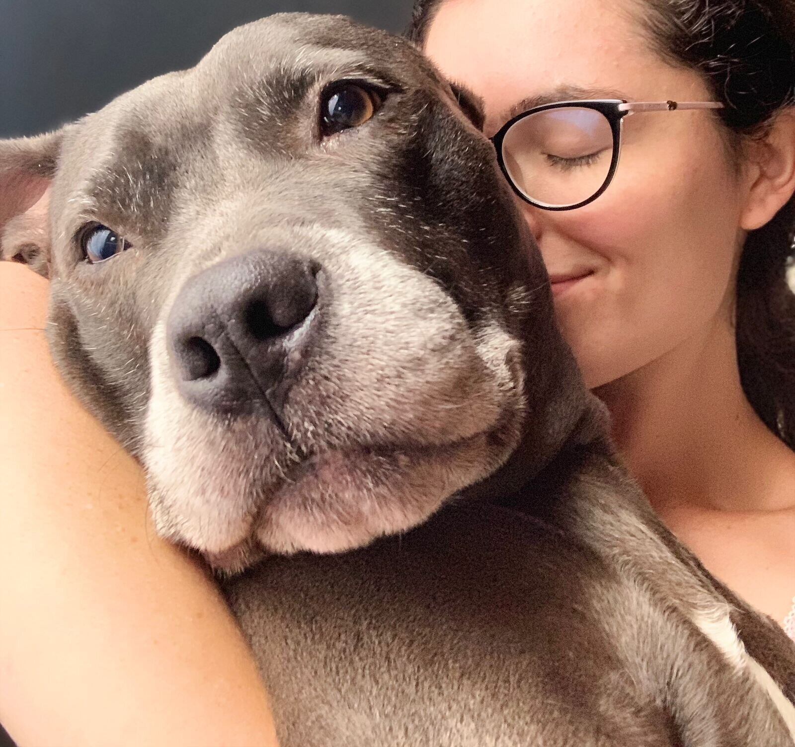 Lazo de amor con su perrita le permite a su dueña comprender la labor de Viva Feria de Mascotas.