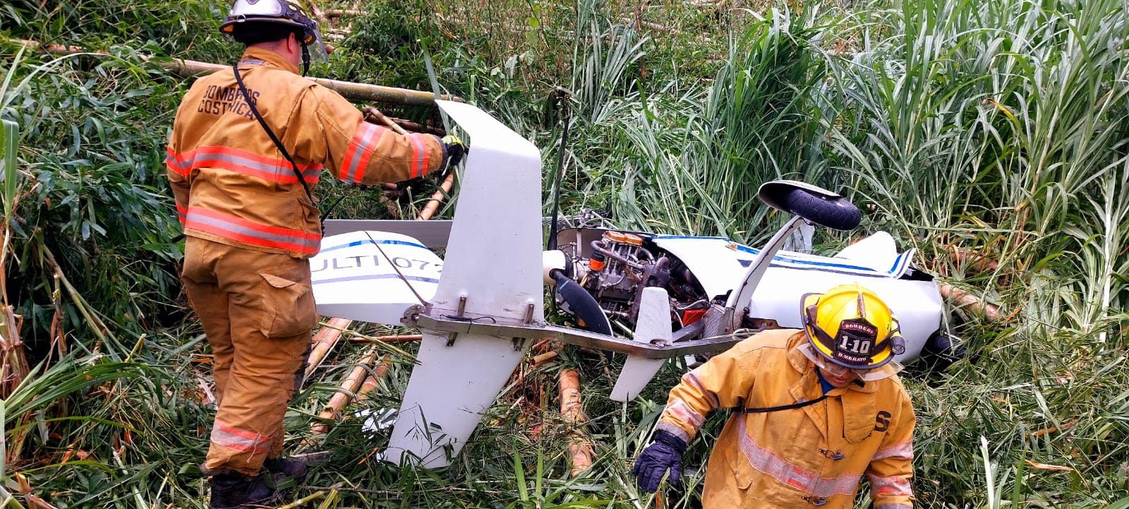 Un hombre de 71 años y una mujer de 53 años viajaban en un ultraligero que se estrelló en La Suiza de Turrialba este domingo 14 de julio del 2024. Foto: Bomberos