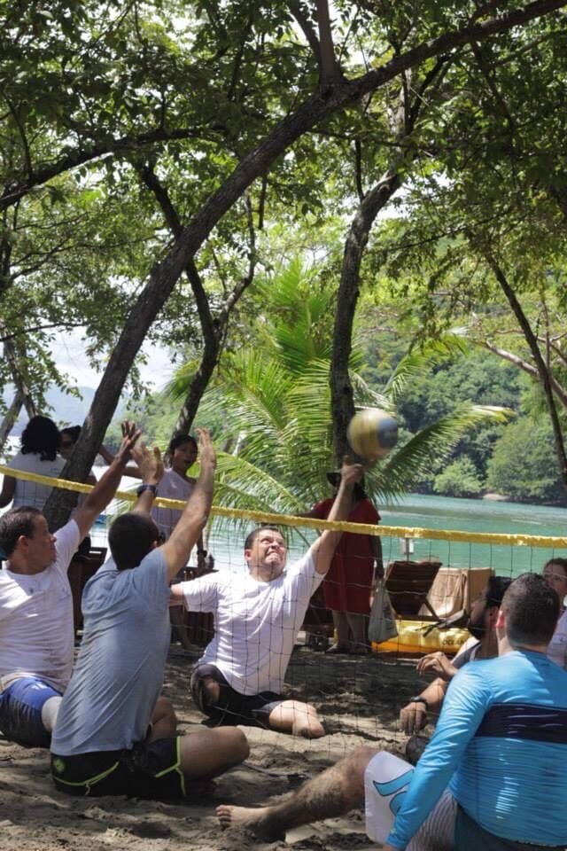 Alexander Fernández Vargas, sufrió un accidente de tránsito el 10 de diciembre del 2011 en Dominicalito por el que perdió sus dos piernas. Actualmente camina con prótesis, maneja carro y hasta es seleccionado nacional de voleibol sentado