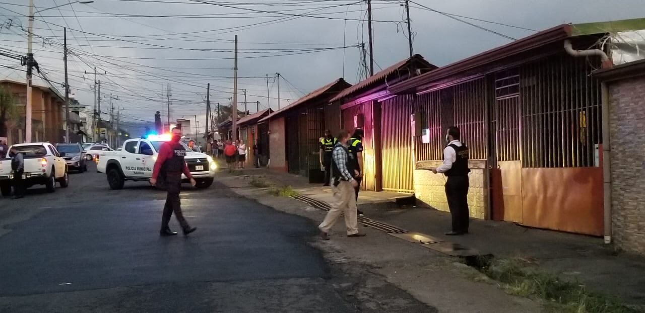 Un hombre entró a la casa de una adulta mayor y al darse cuenta que lo seguía la policía, tomó la decisión de atrincherarse.