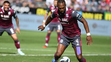 Gesto de Kendall Waston con Jeison Lucumí desató el ingenio de los aficionados