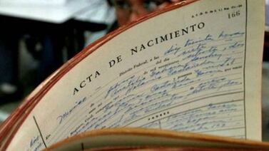 Si quiere poner de primero el apellido de su mamá esto es lo que deberá pagar... ¡Y no es nada barato!