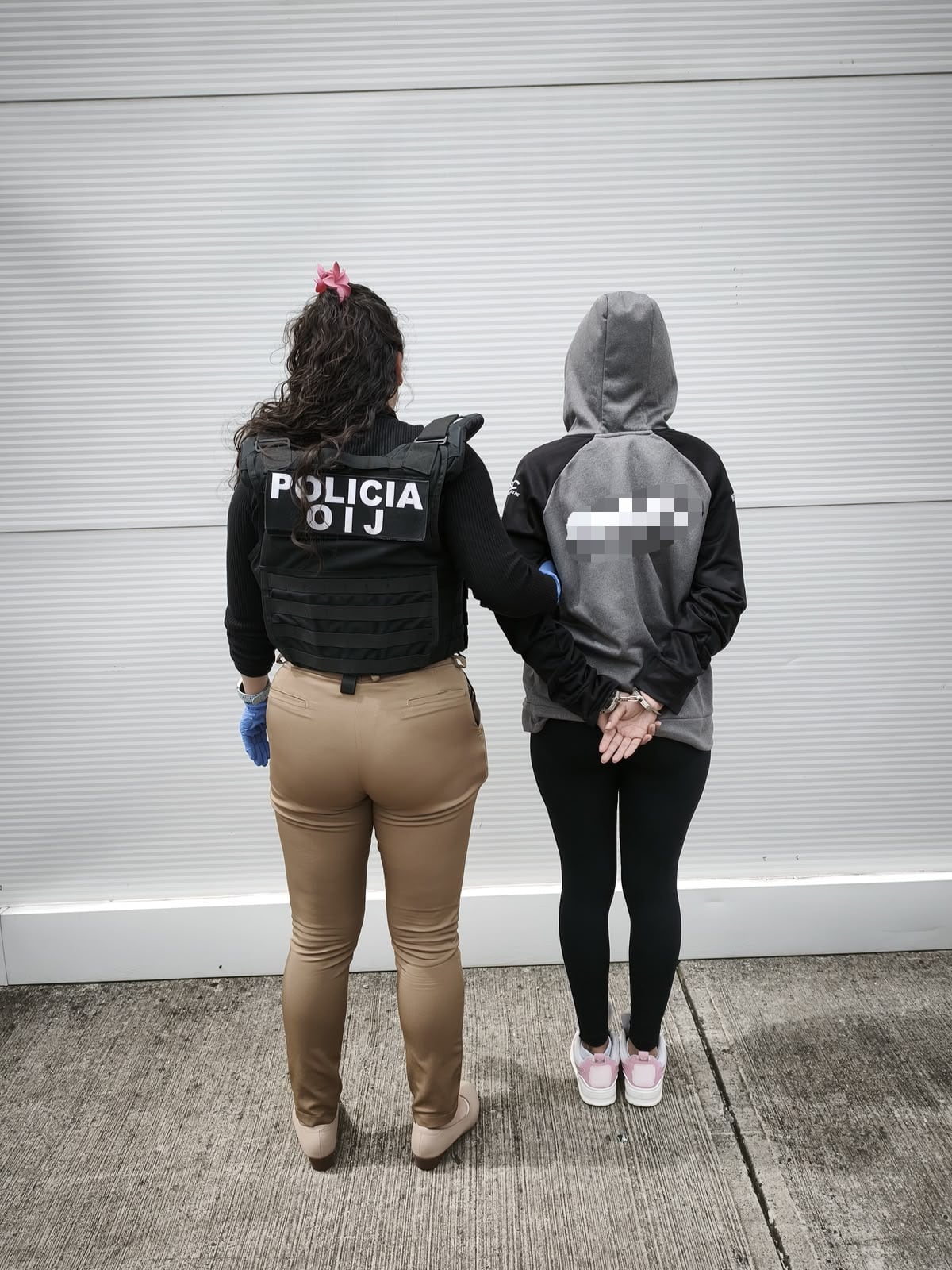 Mujer de apellido Ortiz, de 22 años, detenida por el OIJ en Alajuelita, sospechosa del homicidio de un estadounidense de apellido Fleming, de 72 años. Foto: OIJ