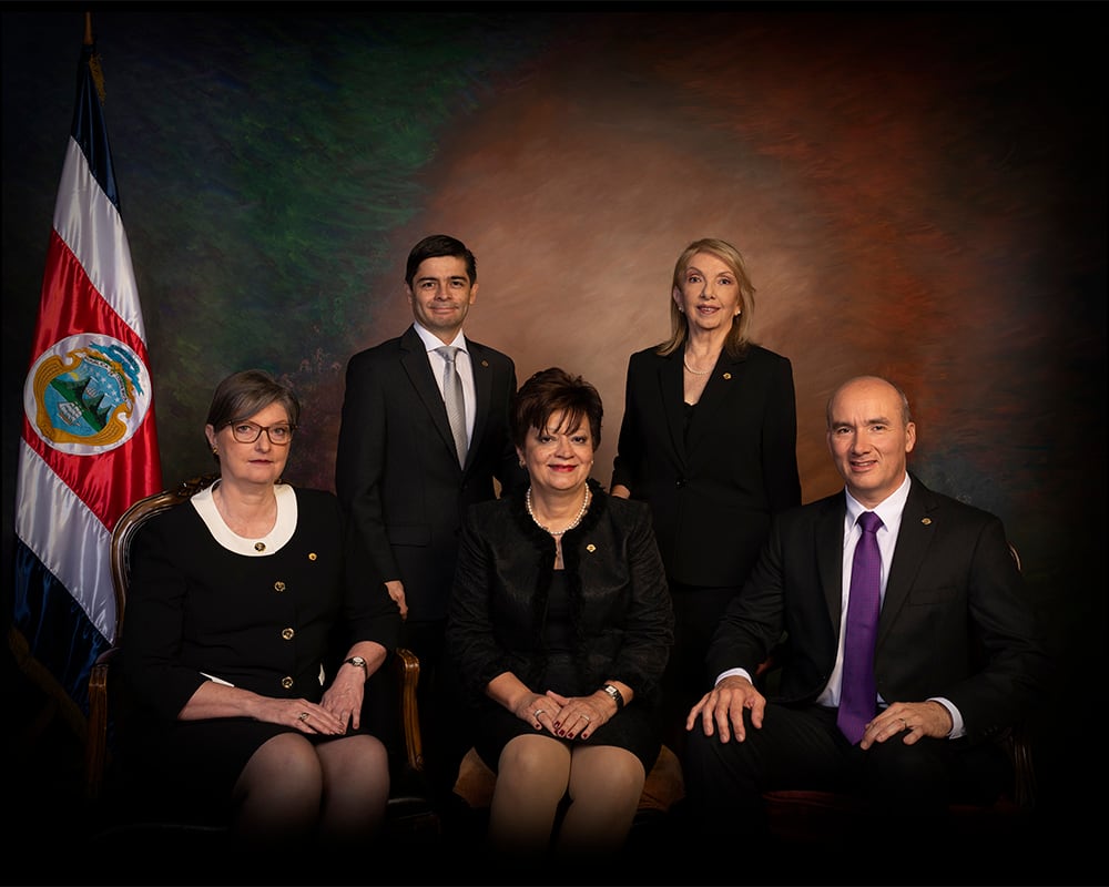 En la imagen los magistrados propietarios del TSE hasta el 4 de mayo del 2024: (de pie) Luis Diego Brenes y Zetty Bou, (sentados) Mary Anne Manix, Eugenia Zamora y Max Esquivel.