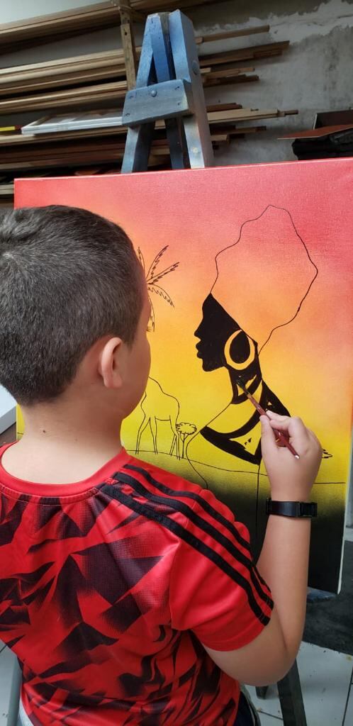 Jairo Adrián Cordero Sancho es a sus nueve años un pintor profesional, porque los cuadros que hace se le venden muy bien. Ama lo que hace y asegura que cuando esté grande será mejor pintor que italianos Miguel Ángel Buonarroti y Leonardo Da Vinci