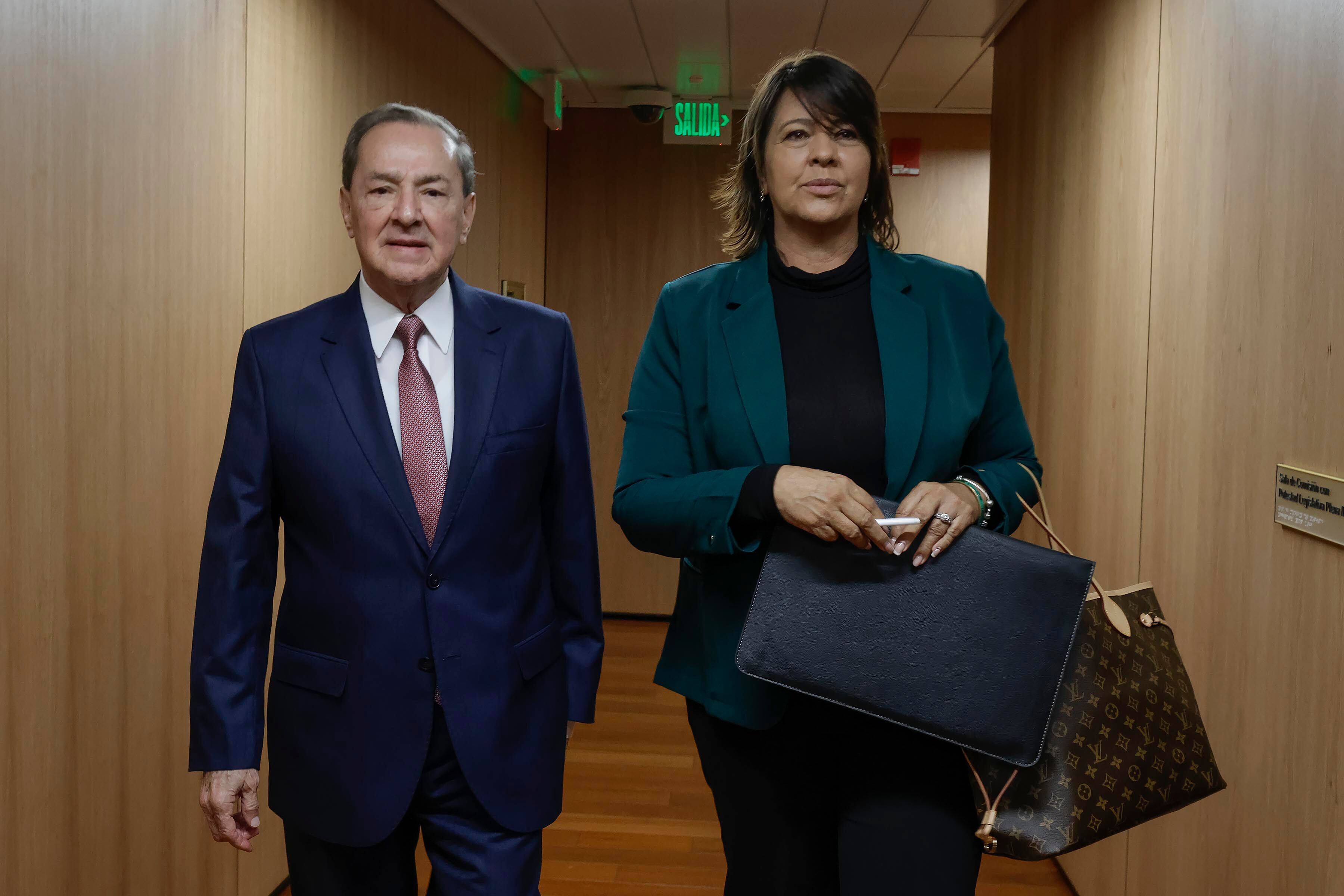 23/10/2023. Asamblea Legislativa, San José. Hora: 09:00 a.m. El empresario Calixto Chaves, quien fue director de campaña y financista del Partido Progreso Social Democrático (PSD) en las elecciones del 2022, acudió esta mañana a la Asamblea Legislativa para comparecer ante la comisión que investiga el financiamiento de los partidos polítcos, pero ante la falta de quorum la comparecencia no se pudo llevar a cabo. El empresario asistió acompañado de su abogada Ivannia Alfaro. Fotos: Mayela López