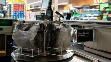 Supermercados aclaran por qué siguen dando bolsas plásticas a sus clientes a pesar de ley