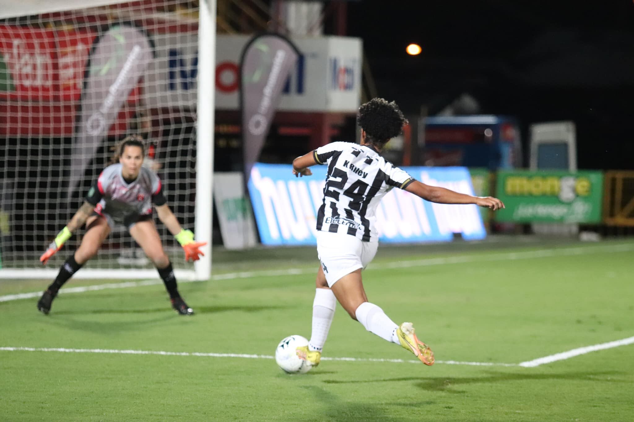 Karla Riley de Sporting enfrenta a la portera de Alajuelense, Noelia Bermúdez en el inicio del Torneo Apertura 2023 de la Liga Promérica Femenina, el juego finalizó 1-1