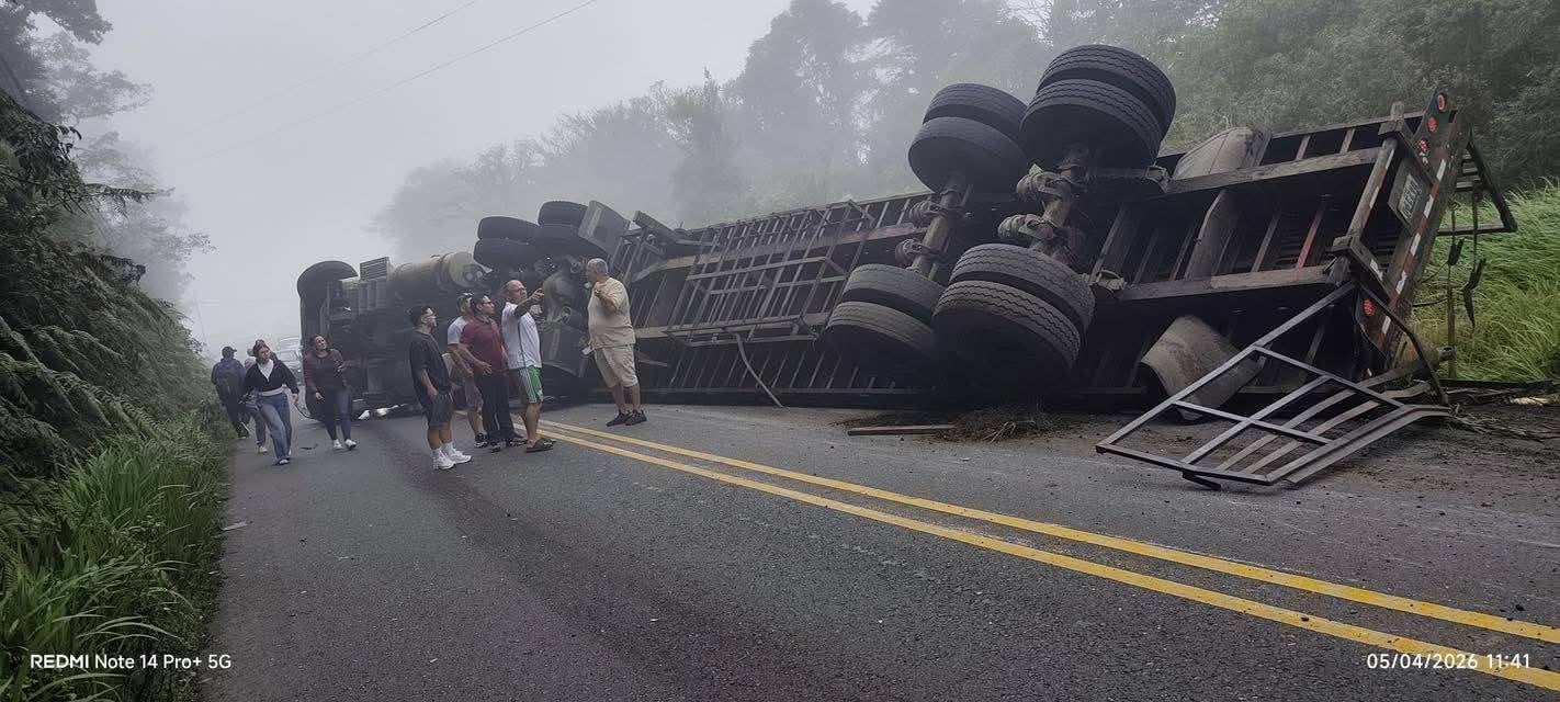 Un tráiler cargado con cilindros de acetileno volcó y mantiene el paso cerrado en la Ruta 2, este domingo 5 de abril del 2026. Foto: Redes sociales