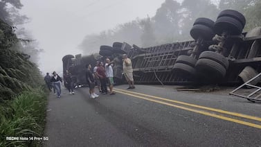 Tráiler con material peligroso vuelca y obliga a cerrar importante carretera en pleno regreso de vacaciones