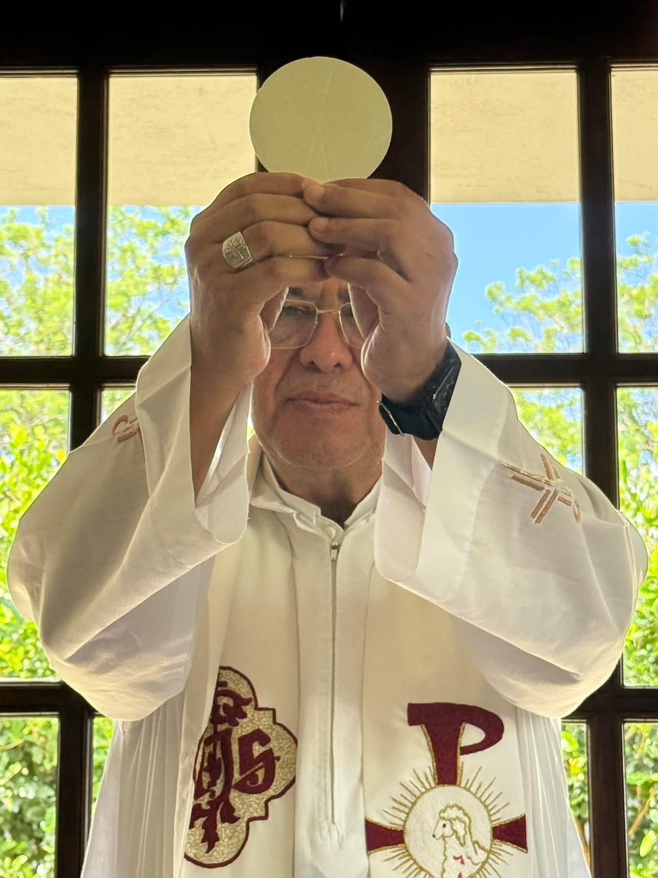 Monseñor Javier Román Arias, obispo de Limón, sufrió un infarto y fue llevado al hospital de emergencia.