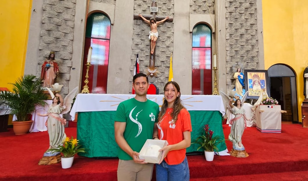 Un solideo que el papa Francisco usó servirá para darle de comer a los niños de Obras del Espíritu Santo