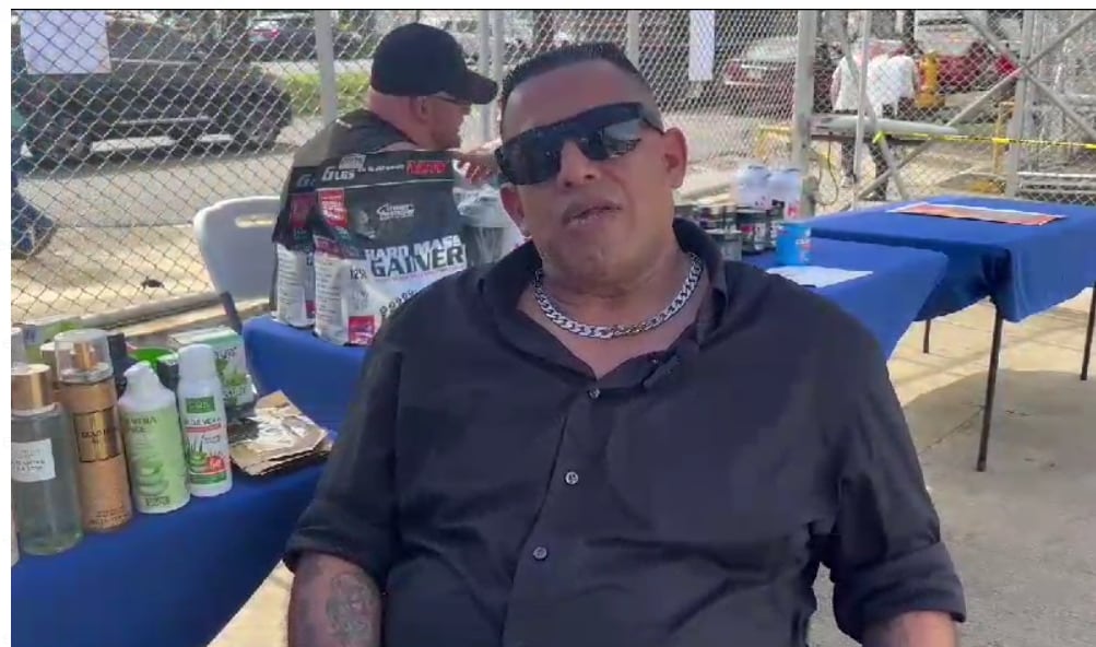 John de la A Zúñiga es un emprendedor, él ofrece sus productos a diario para salir adelante.