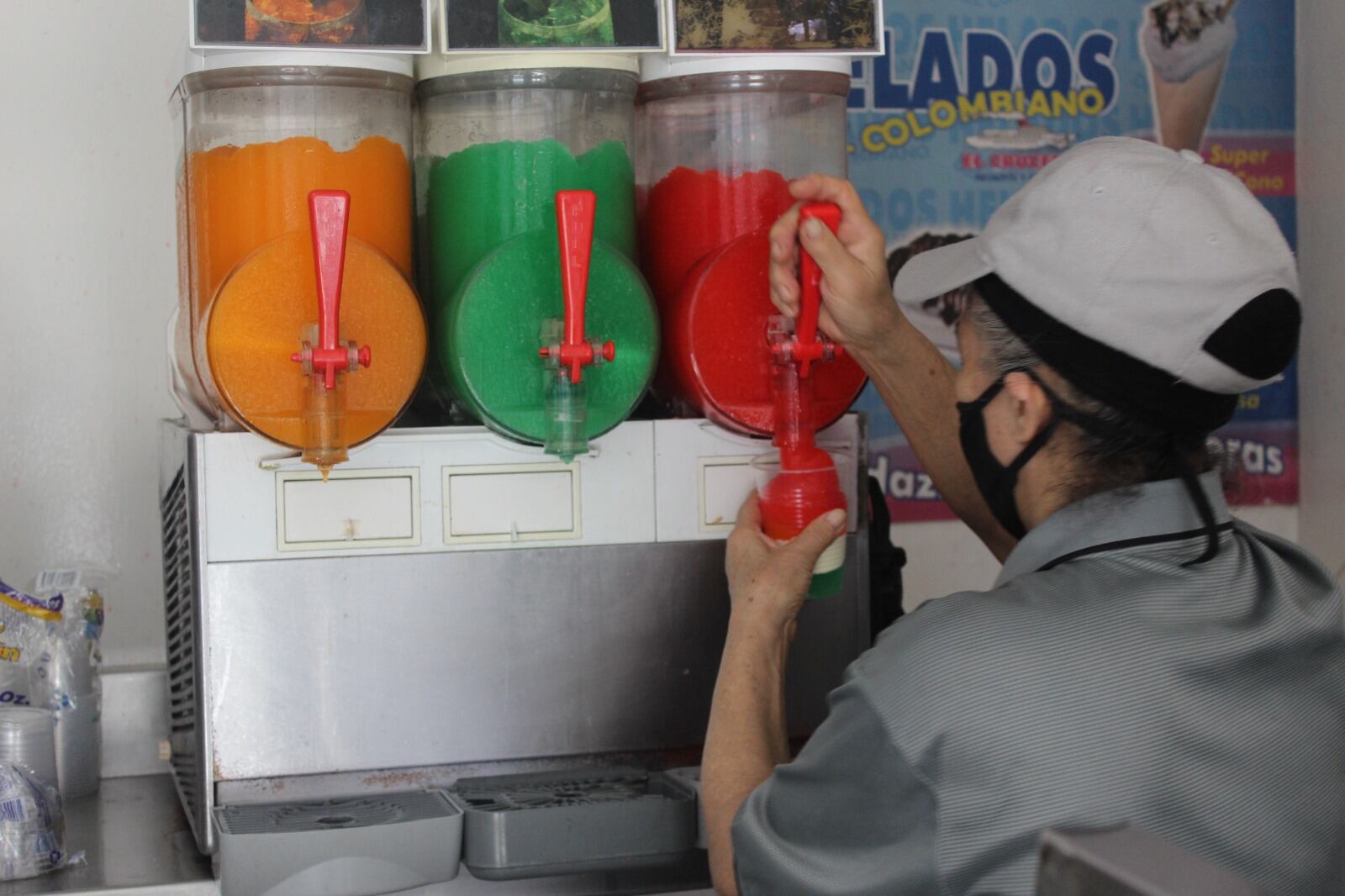 Ángela Beatriz Duque, de 62 años, recibe las órdenes y prepara los postres en la Heladería El Crucero.