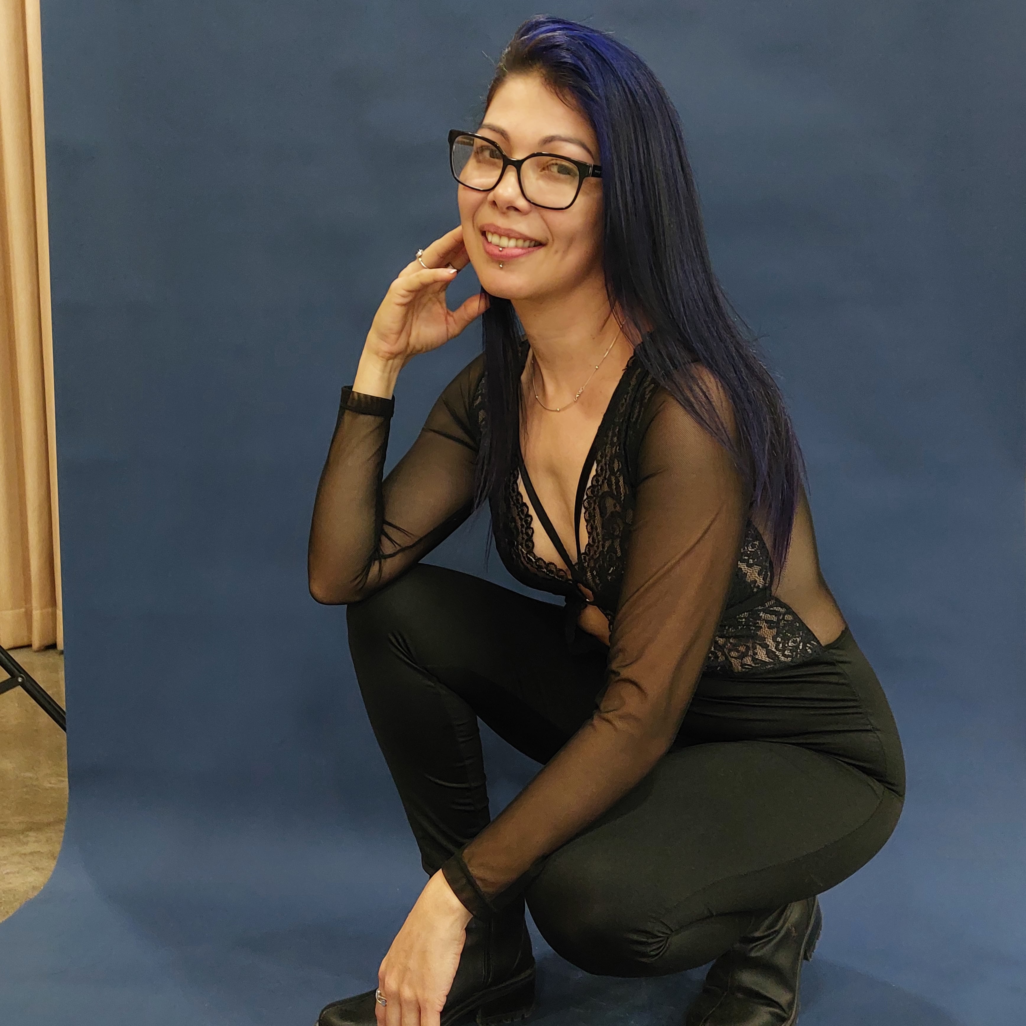 Evelyn Mejías Quesada, hoy conocida artísticamente como “EvyArias”, es una artista del tinte de colores en cabello, pero nos cuenta que incluso pasó una época en que durmió en la calle