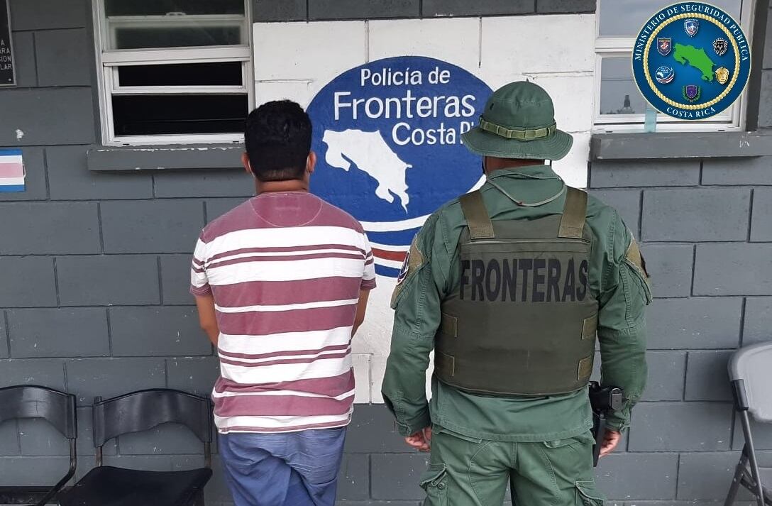 Conductor apellidado Rodríguez es detenido en Golfito por conducir en estado de ebriedad y amenazar a policías. Foto MSP.