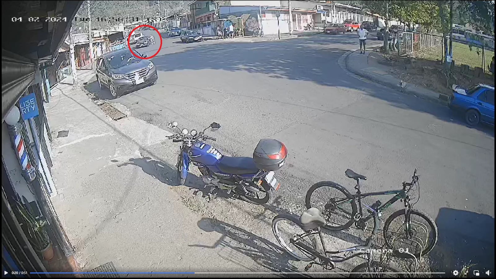 La mujer corrió varios metros al lado del carro para tratar de detenerlo. Foto Orosi Informa.