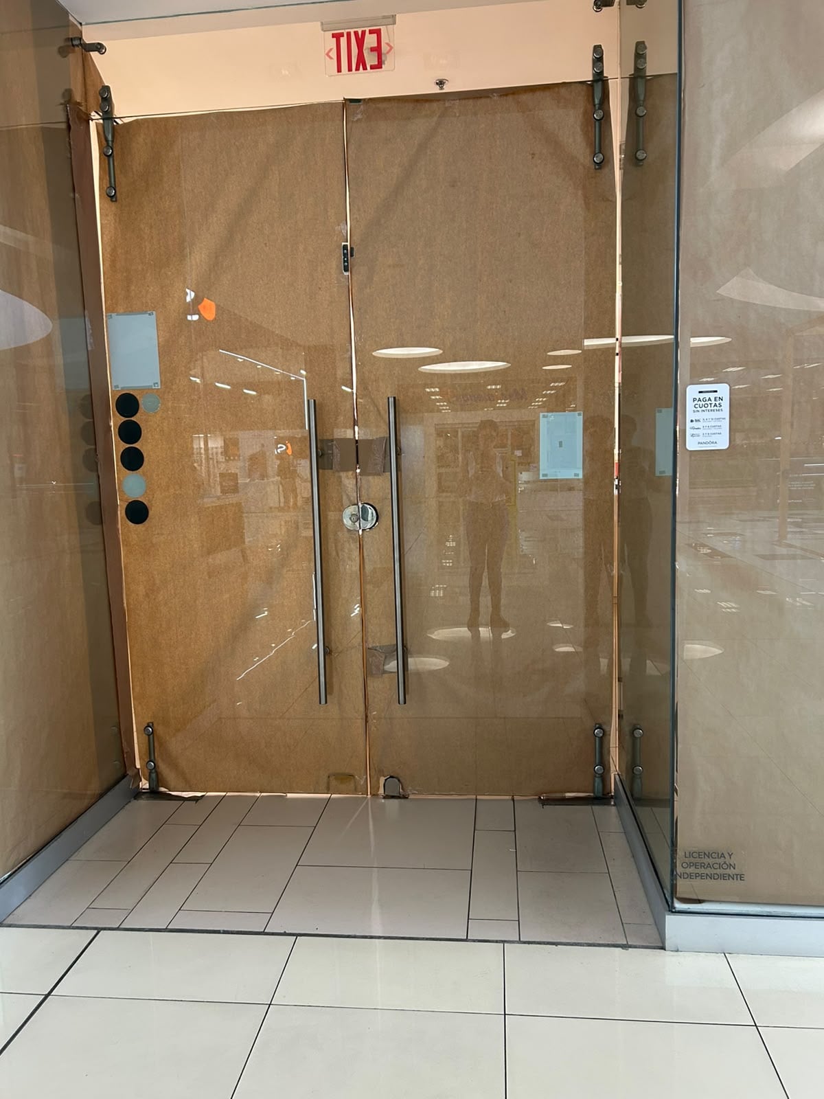 La tienda de Pandora en Lincoln Plaza permanece cerrada al público, al igual que los otros cuatro establecimientos de la marca en Costa Rica.
