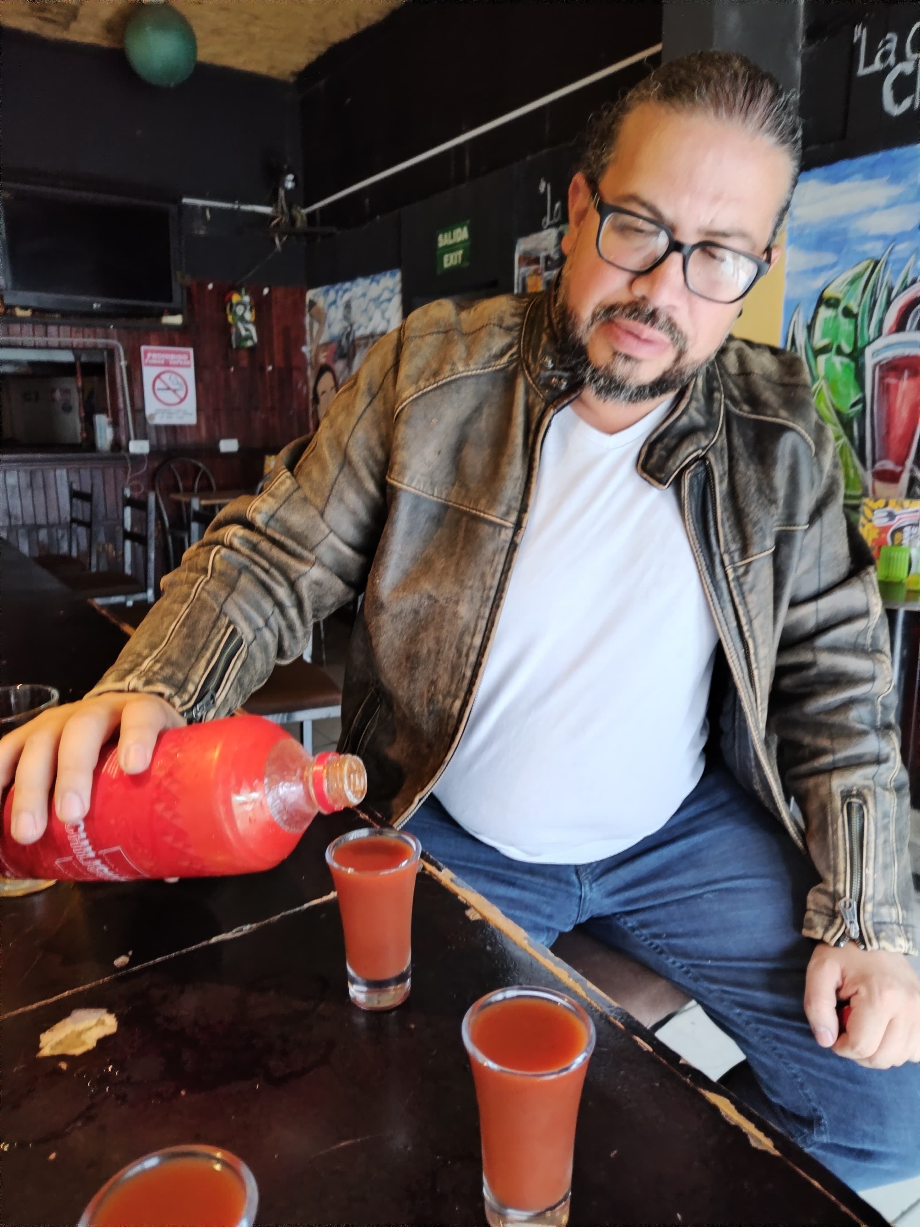 La revista se llama “Punch Drink” (www.punchdrink.com), es de Estados Unidos y el periodista que se vino para Tiquicia y escribió una gran nota sobre el chiliguaro se llama Nicholas Gill.