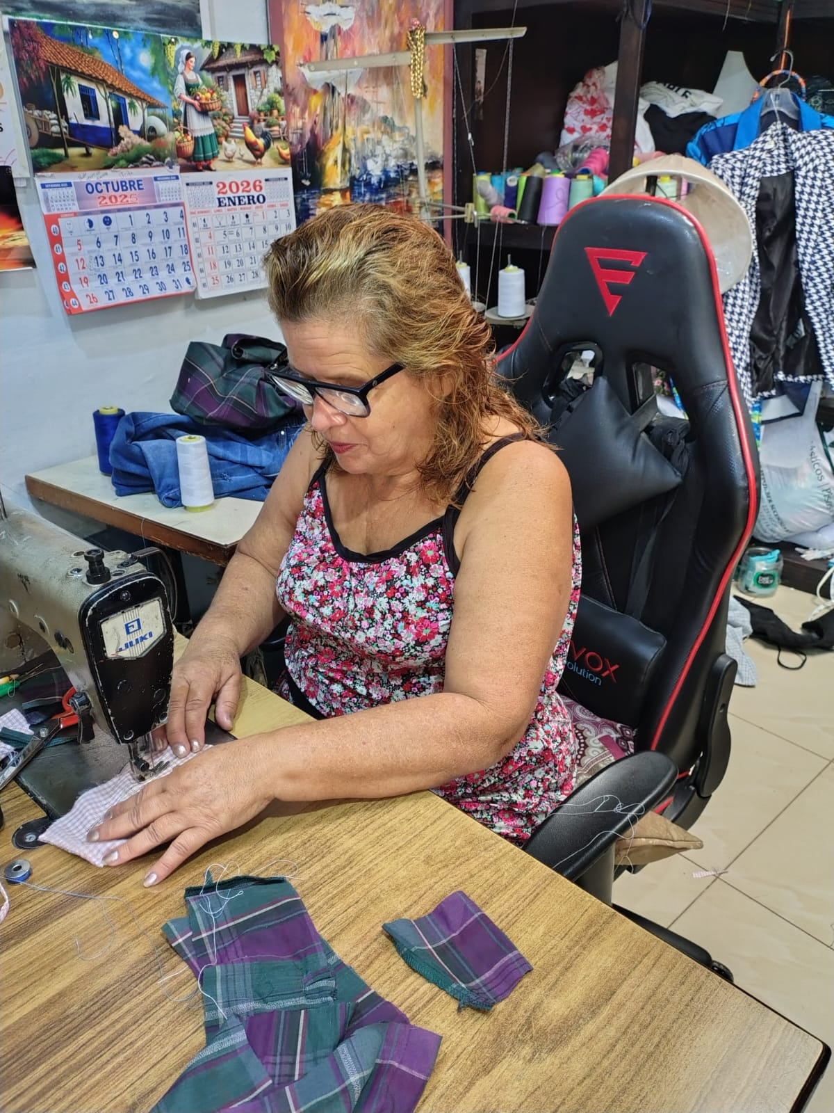 La costurera doña Sión María Cascante Monge, vecina de Aserrí, lleva medio siglo creando con sus manos lo que para muchos es simple ropa, pero que para ella es puro arte.