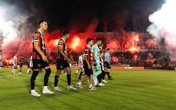 Kevin Cabezas recibió grandes muestras de apoyo de jugadores de Alajuelense