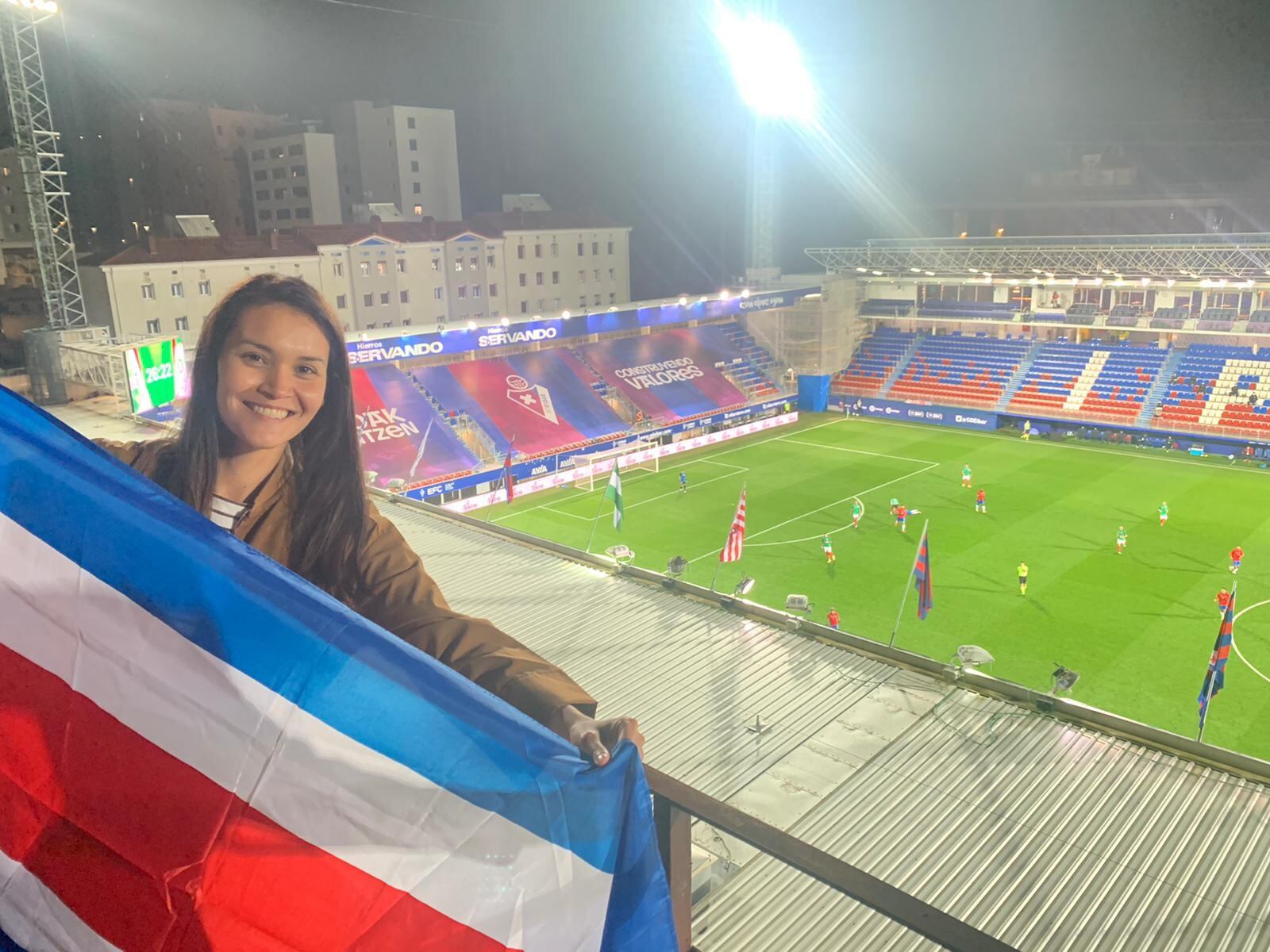 Ana María mostró con orgullo la bandera tica. Cortesía CON.