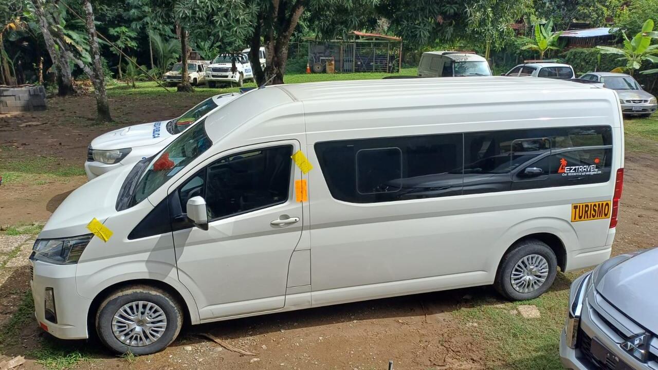 Una llamada anónima llevó a la Fuerza Pública al decomiso de 1.299 paquetes de cocaína que llevaban en una buseta. Foto: MSP