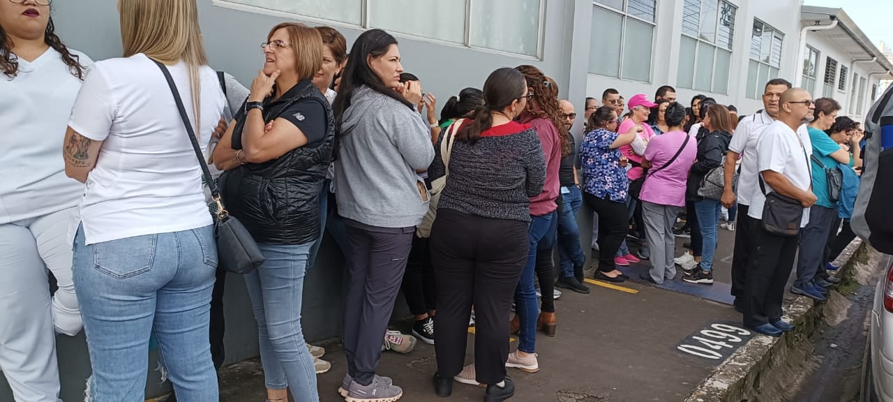 Filas en las afueras del Hospital Max Peralta, Cartago. Jueves 31 de octubre 2024. Huelga de 24 horas CCSS