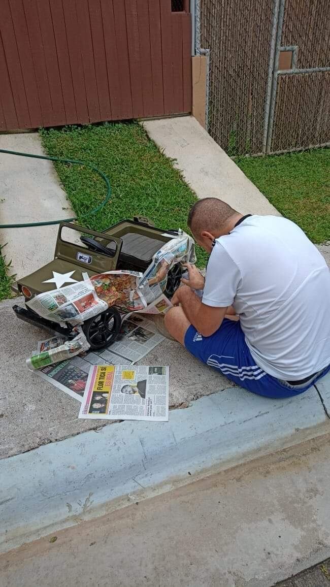 Alejandro Madrigal con su mini Jeep Willys. Cortesía.