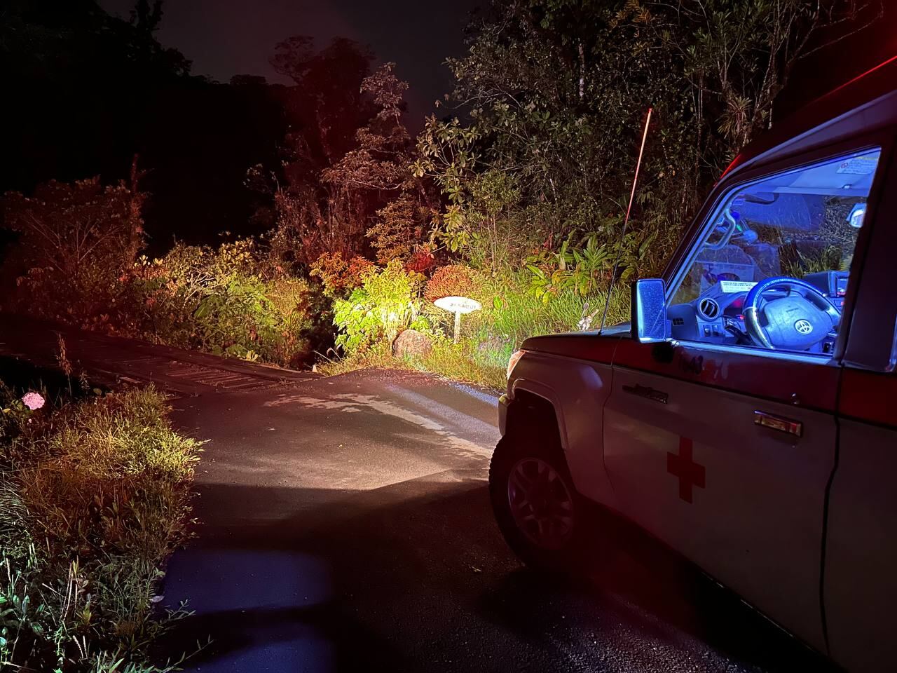 Al parecer, el joven perdió el control de su moto cuando pasaba por un estrecho puente. Foto Cruz Roja.