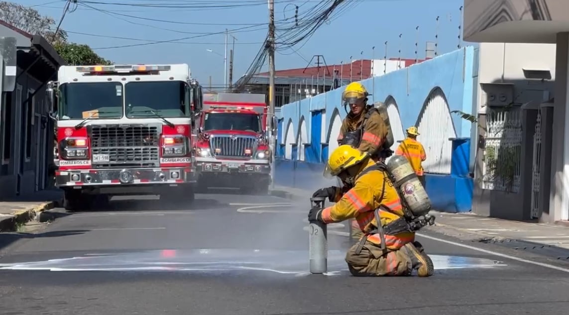 Bomberos atendió la fuga de gas en una clínica de Alajuela