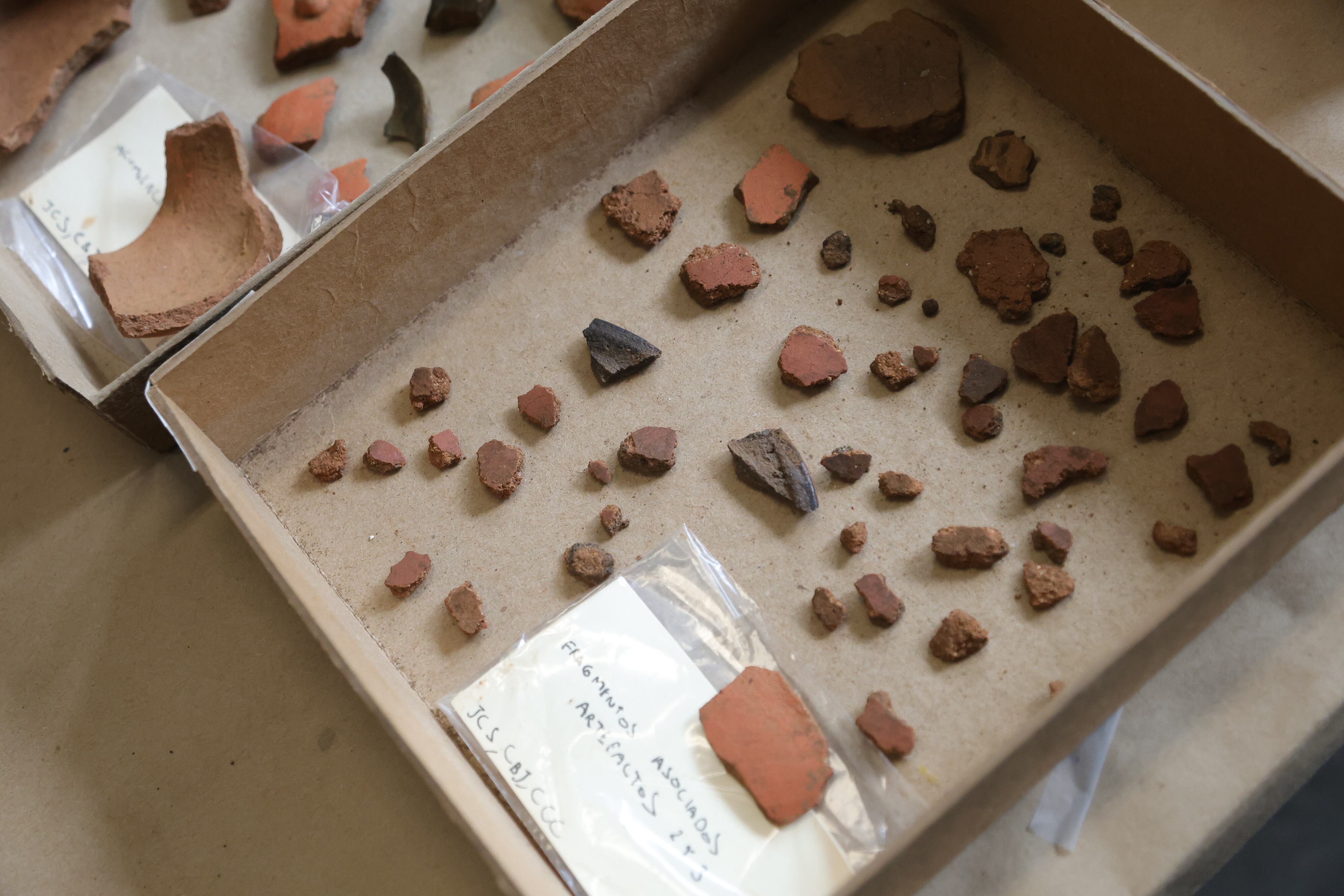 fotos de las piezas de cerámica que fueron encontradas en una construcción en Alajuela.