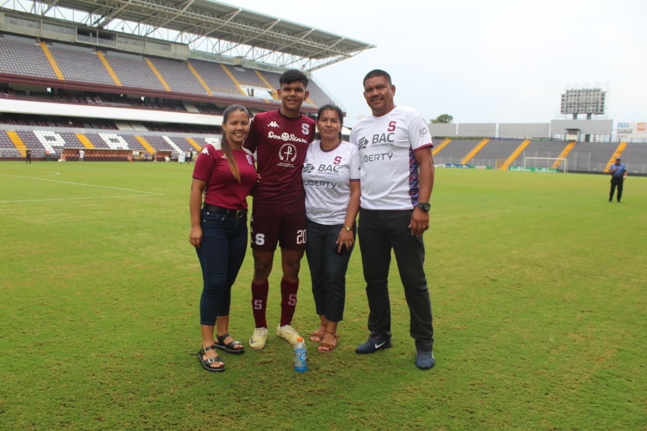 Alberth Barahona, jugador del Deportivo Saprissa y su familia. Cortesía.