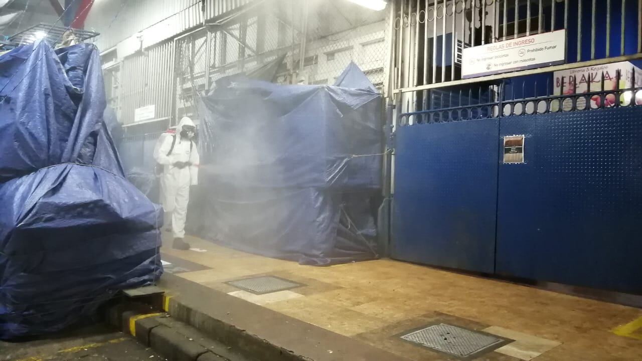 El mercado Central de Cartago también fue sitio para la limpieza con una sustancia, que según la Municipalidad, fue recomendada por la OMS. Foto: Keyna Calderón