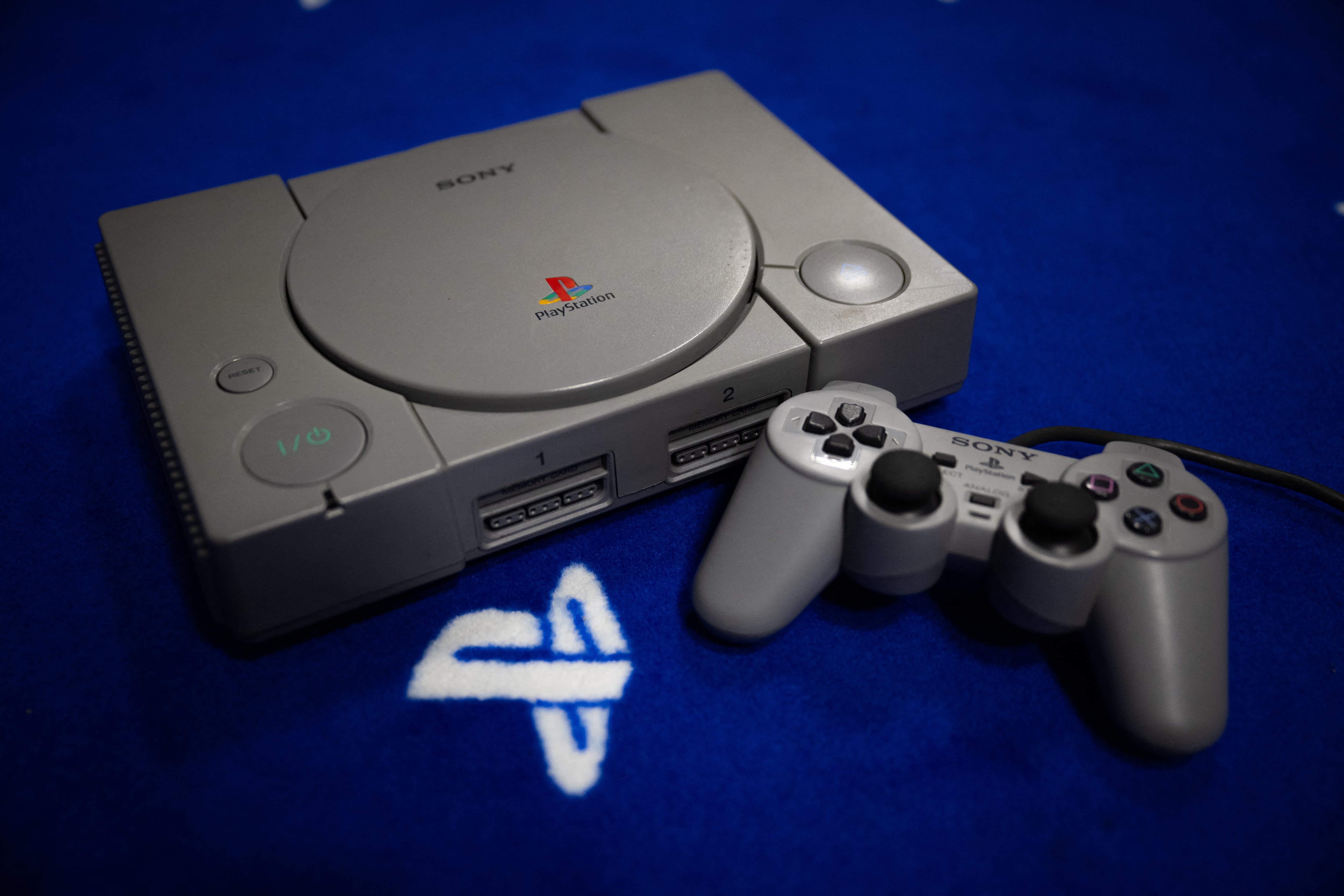 Consola PlayStation 1 y control en una imagen tomada en Vraiville, Francia, destacando el impacto del lanzamiento de Sony en la industria de los videojuegos en 1994.