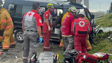 Choque entre buseta y vehículo pesado frente a Multiplaza Escazú deja 4 personas heridas