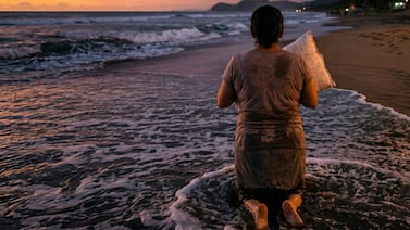 ¿Ritual o tradición? La historia detrás de lanzar una almohada al mar para recuperar a un ser querido